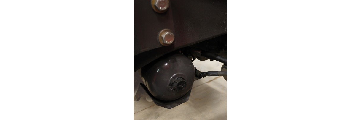 Accumulateur hydraulique pour pont avant de tracteur agricole.
