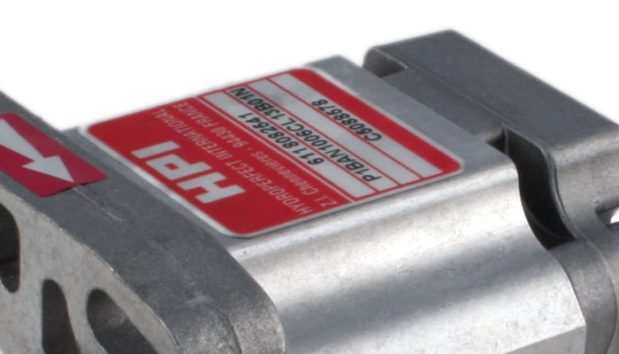 Référence d'une pompe hydraulique : étiquette collée sur le corps de pompe